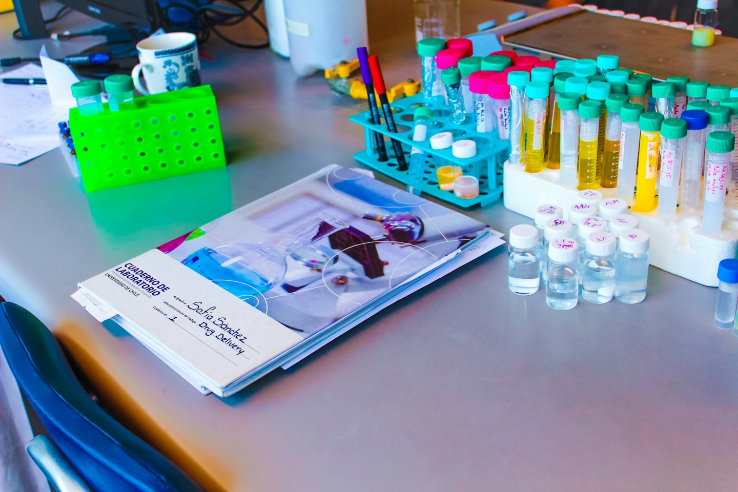 Provette e fiale con liquidi su un banco da laboratorio.
