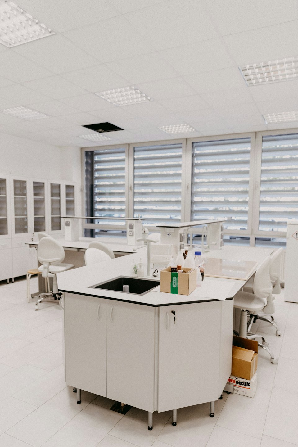 Un'aula di laboratorio scientifico moderna, pulita e ordinata.